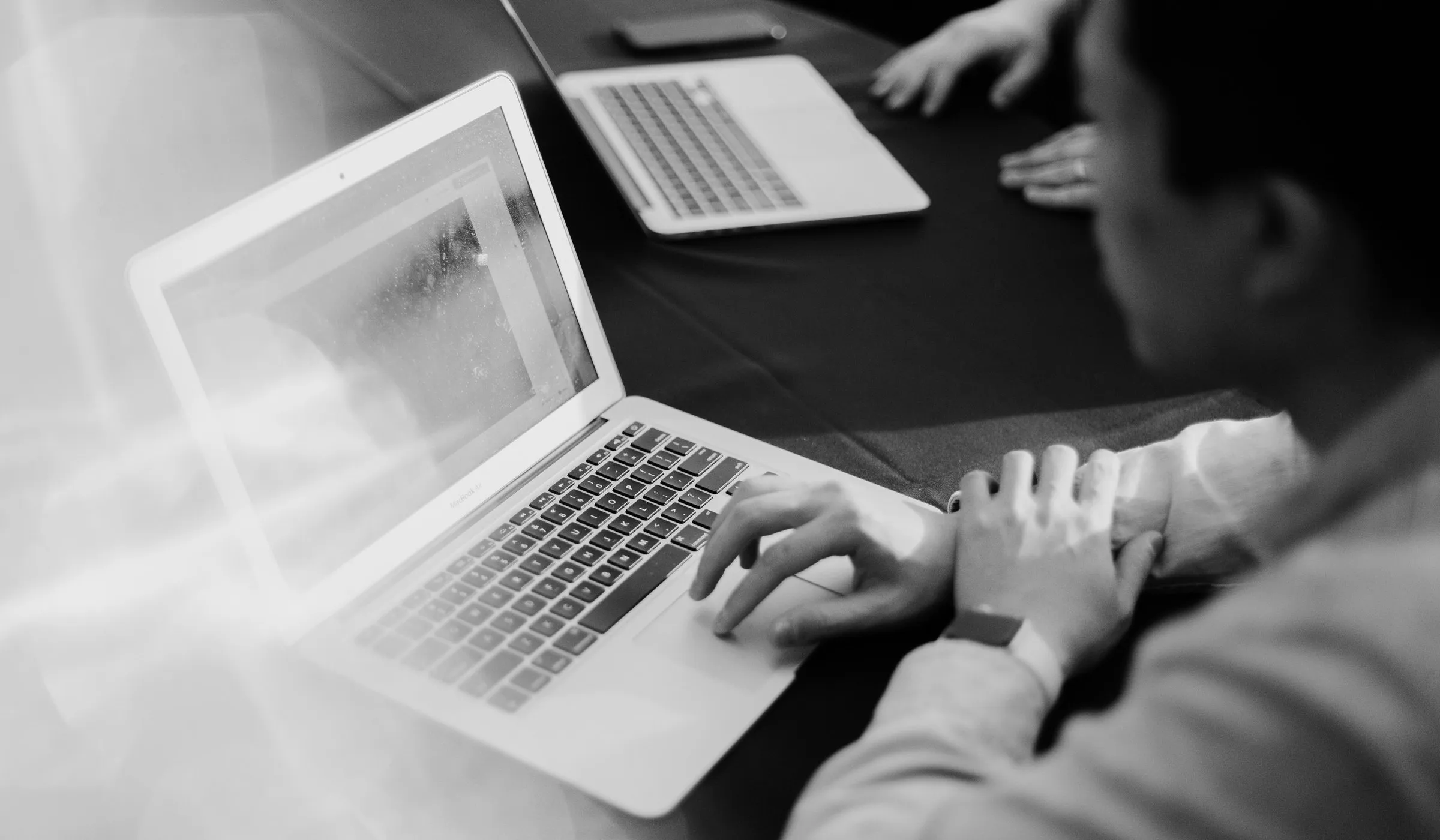 Entwickler arbeitet konzentriert an einem Laptop